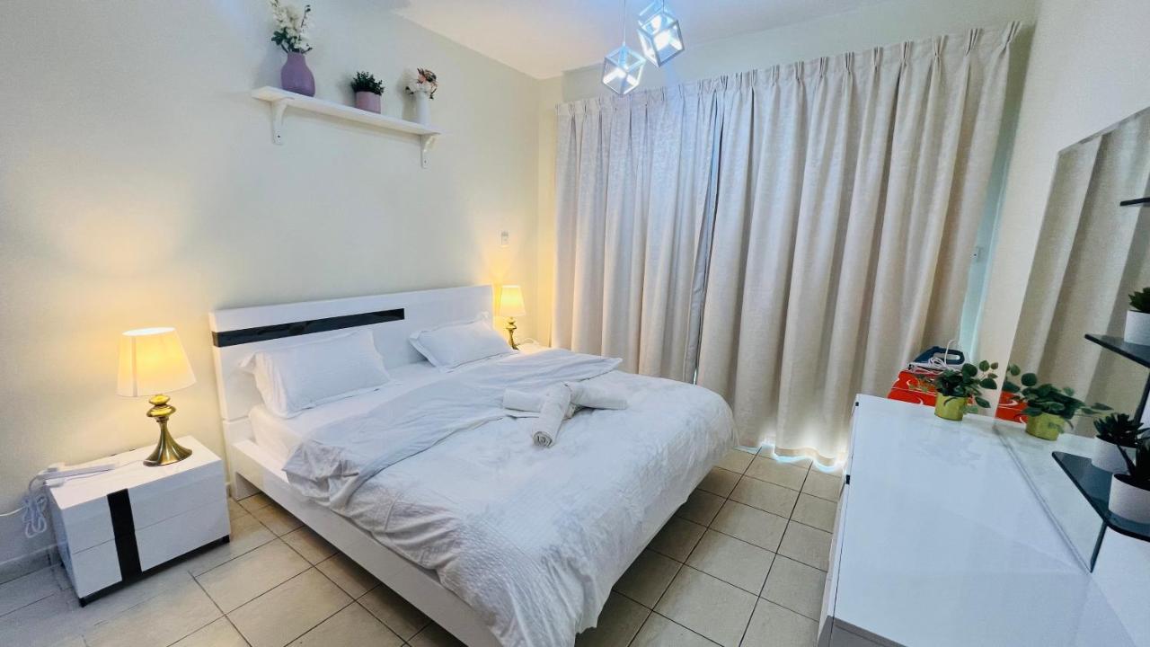 Newly Furnished Cozy One Bed Room Apartment 2 Bathroom City View Дубай Екстериор снимка