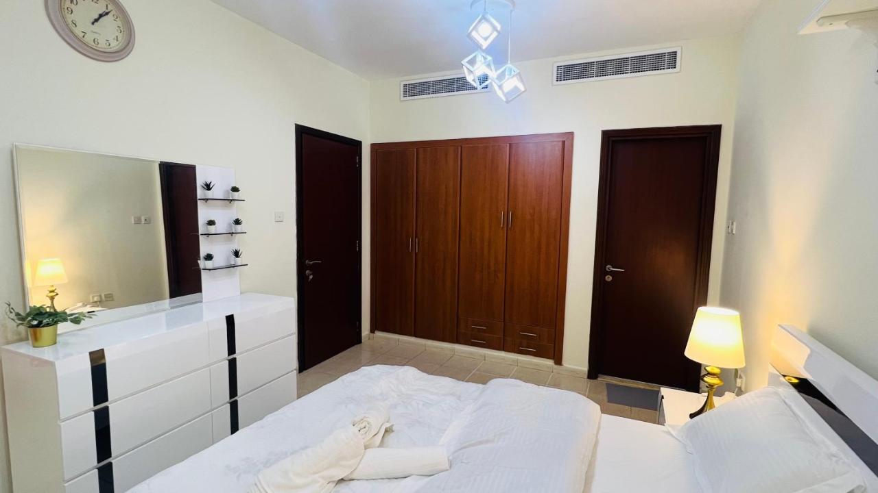 Newly Furnished Cozy One Bed Room Apartment 2 Bathroom City View Дубай Екстериор снимка